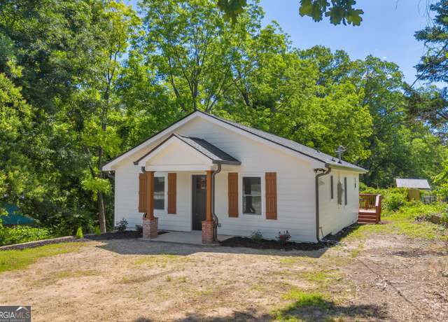 Property at 1037 S Pond St, Toccoa, GA 30577, 3 beds, 2 baths