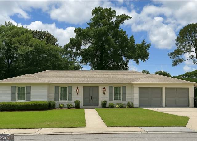 Property at 25 E 56th St, Savannah, GA 31405, 4 beds, 3 baths