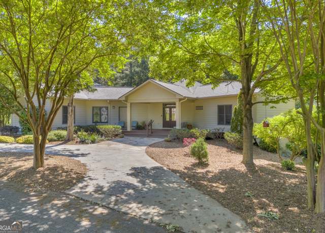 Property at 54 Yacht Club Ct, Hartwell, GA 30643, 3 beds, 2 baths