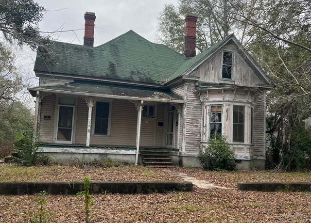 Property at 108 Wells St, Valdosta, GA 31601, 4 beds, 2 baths