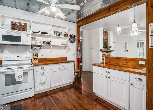 Property at 15 Bridge St, Mineral Bluff, GA 30559, 3 beds, 2 baths