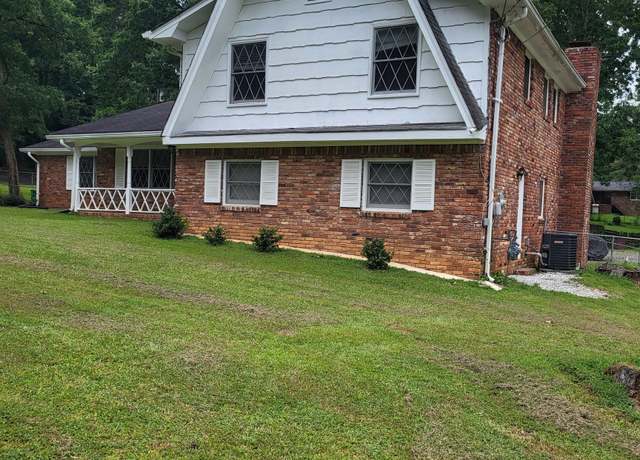 Property at 3211 Rockview Dr, Lithonia, GA 30038, 6 beds, 3 baths