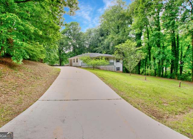 Property at 201 Oakdale Dr, Cornelia, GA 30531, 3 beds, 2 baths