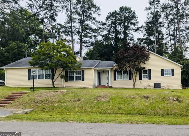 Property at 375 Calloway Dr, Macon, GA 31204, 5 beds, 3 baths