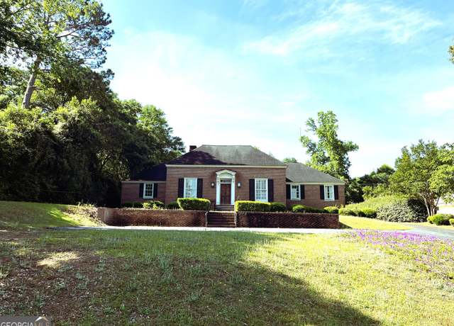 Property at 1802 Pine Forest Cir, Dublin, GA 31021, 4 beds, 4.5 baths