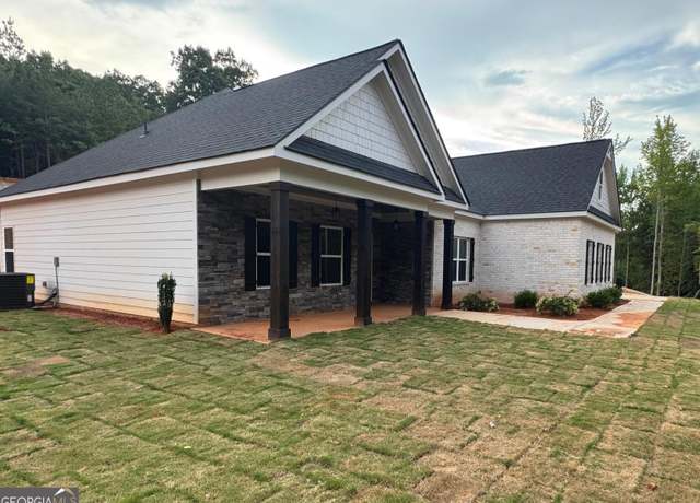 Property at 327 Ayers Creek Dr, Toccoa, GA 30577, 3 beds, 2 baths