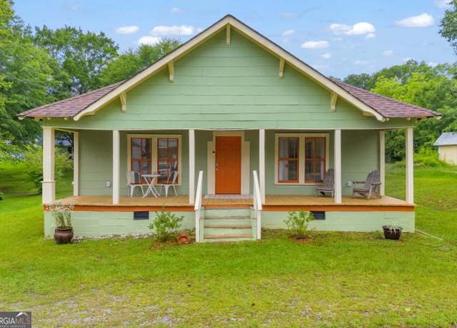Property at 192 S Pine St, Toccoa, GA 30577, 2 beds, 1 bath
