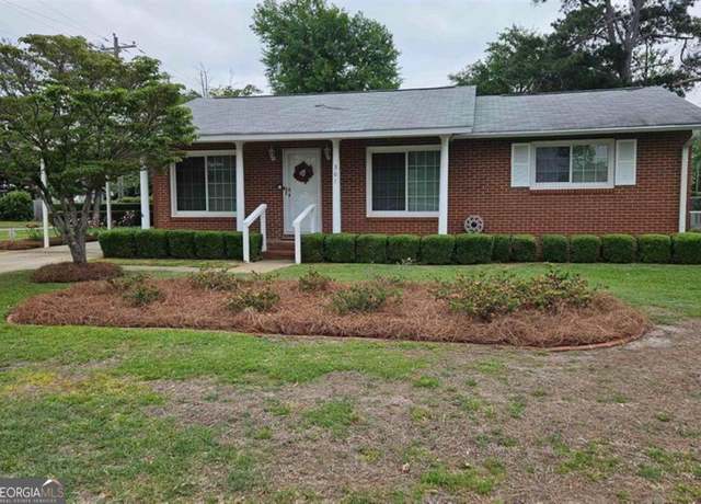Property at 301 Greenwood Dr, Warner Robins, GA 31093, 3 beds, 1.5 baths