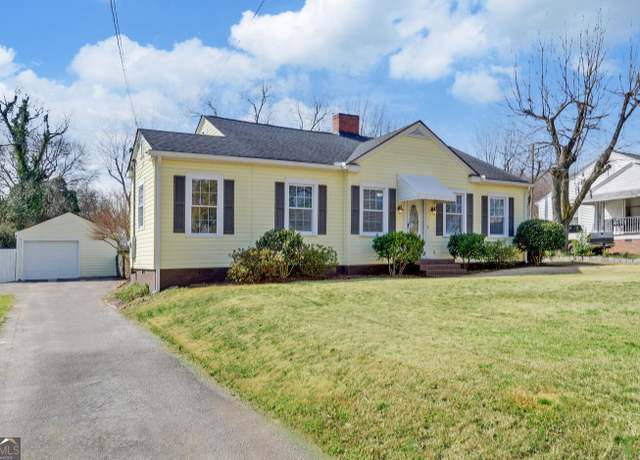 Property at 135 Highland Ave, Hartwell, GA 30643, 3 beds, 2 baths