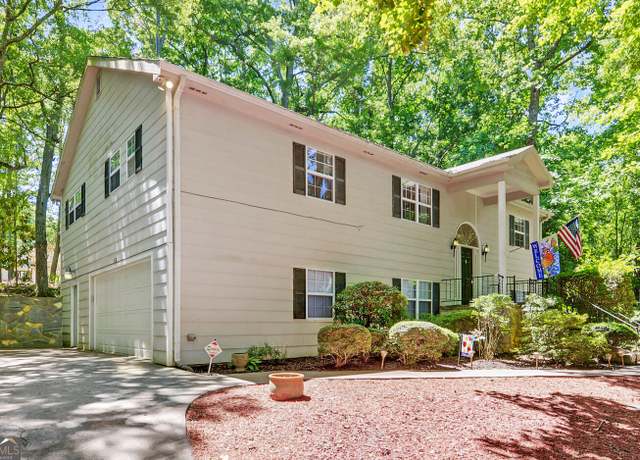 Property at 325 Springwood Dr, Clarkesville, GA 30523, 4 beds, 3 baths