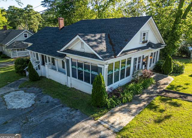 Property at 248 E Tugalo St, Toccoa, GA 30577, 3 beds, 1.5 baths