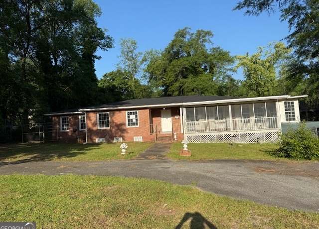 Property at 806 Magnolia Dr, Macon, GA 31217, 3 beds, 1.5 baths