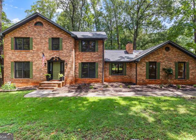 Property at 220 Essex Cir, Fayetteville, GA 30215, 4 beds, 3.5 baths