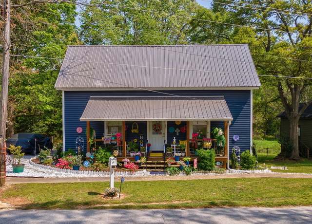 Property at 305 S Jackson St, Hartwell, GA 30643, 2 beds, 2 baths