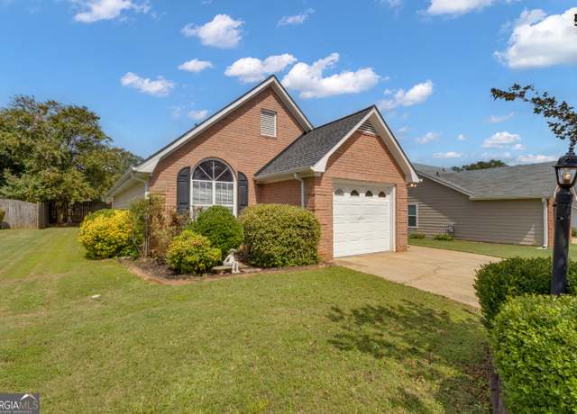 Property at 10 Greentree Dr, Newnan, GA 30265, 2 beds, 2 baths