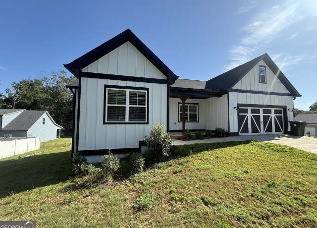 Property at 1111 E Doyle St, Toccoa, GA 30577, 3 beds, 2 baths
