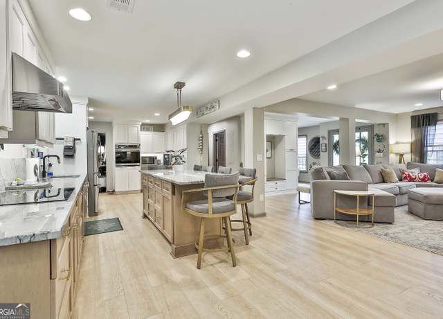 Property at 215 Calgary Dr, Peachtree City, GA 30269, 4 beds, 2.5 baths