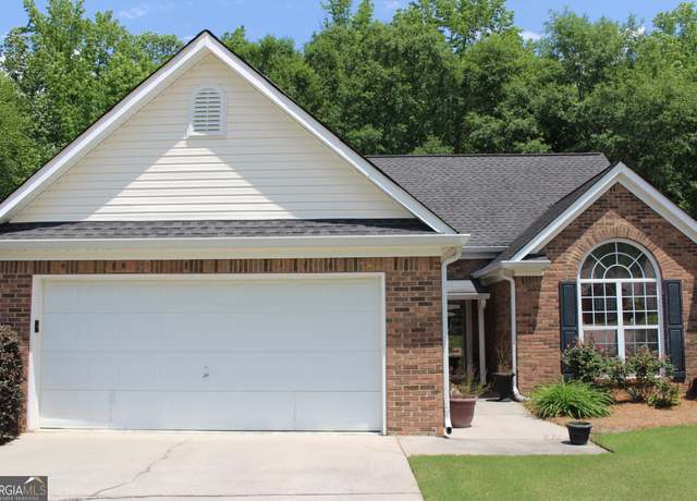 Property at 300 Cloverwood Dr, Fayetteville, GA 30215, 3 beds, 2 baths