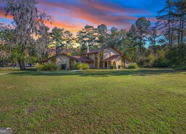 Property at 2066 Cherokee St, Waycross, GA 31503, 4 beds, 3.5 baths
