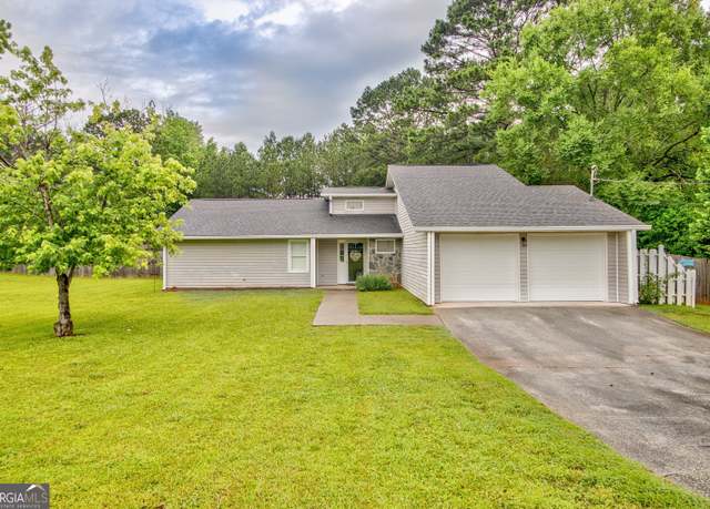 Property at 10 1st Ave E, Newnan, GA 30265, 3 beds, 2 baths