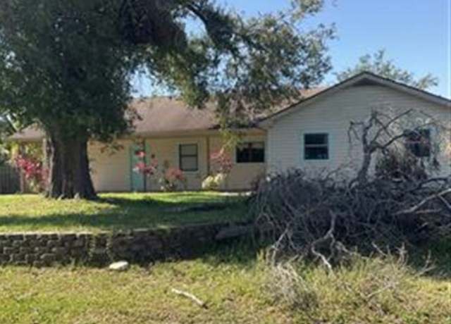 Property at 701 Bartow St, Fort Pierce, FL 34982, 3 beds, 2 baths