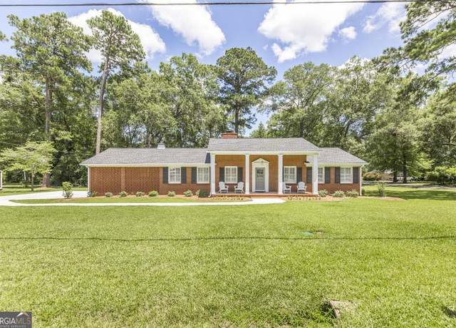 Property at 700 Hillcrest Ave, Perry, GA 31069, 3 beds, 2.5 baths