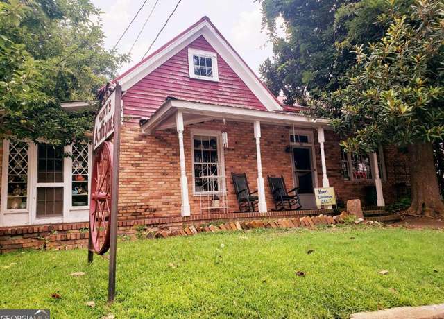Property at 346 Oliver St N, Elberton, GA 30635, 3 beds, 1.5 baths