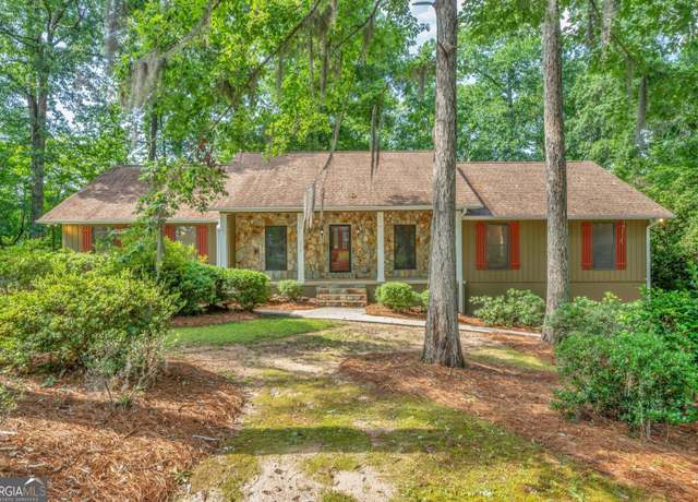 Property at 112 White Oak Cir, Dublin, GA 31021, 4 beds, 3.5 baths