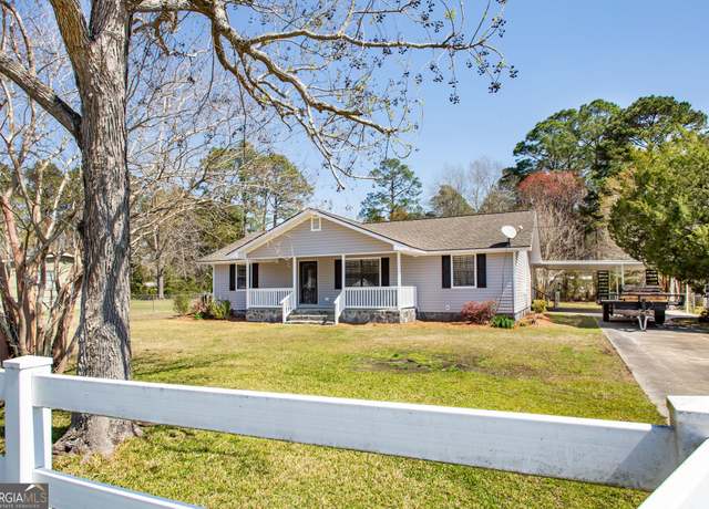 Property at 2975 S Lakeview Dr, Waycross, GA 31503, 3 beds, 2 baths