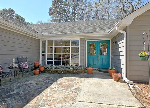 Property at 200 Doe Run, Peachtree City, GA 30269, 4 beds, 2 baths