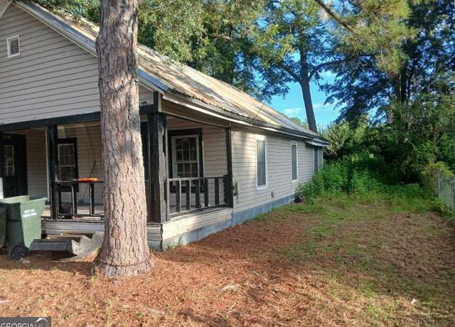 Property at 908 3rd Ave SW, Moultrie, GA 31768, 3 beds, 1 bath