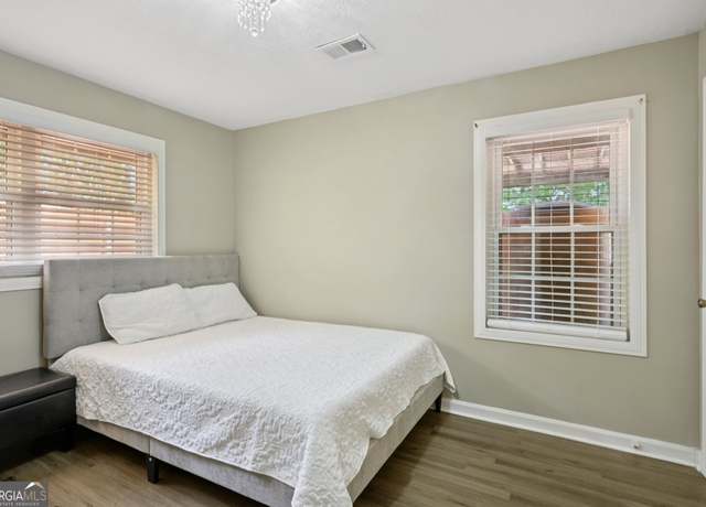 Property at 5950 Springview Dr, Forest Park, GA 30297, 3 beds, 1.5 baths