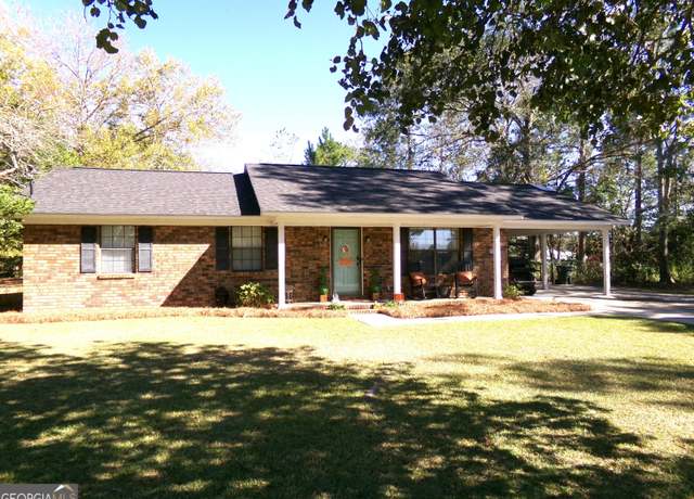 Property at 735 S Rountree St, Metter, GA 30439, 3 beds, 2 baths