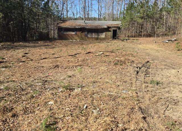 Property at 8025 Creekwood Dr, Fairburn, GA 30213, 3 beds, 2 baths