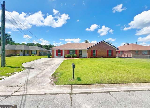 Property at 932 Highland Dr, Hinesville, GA 31313, 4 beds, 2 baths