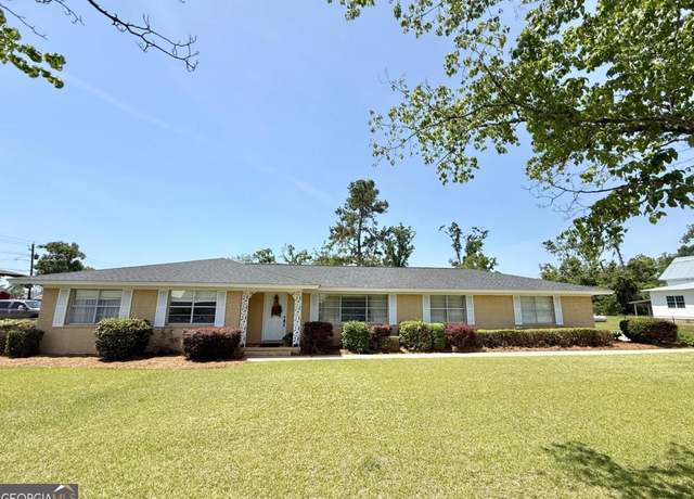 Property at 21 Pine St, Hazlehurst, GA 31539, 3 beds, 2 baths
