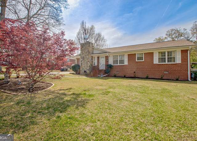 Property at 1304 Greenview Dr, Griffin, GA 30224, 3 beds, 2 baths