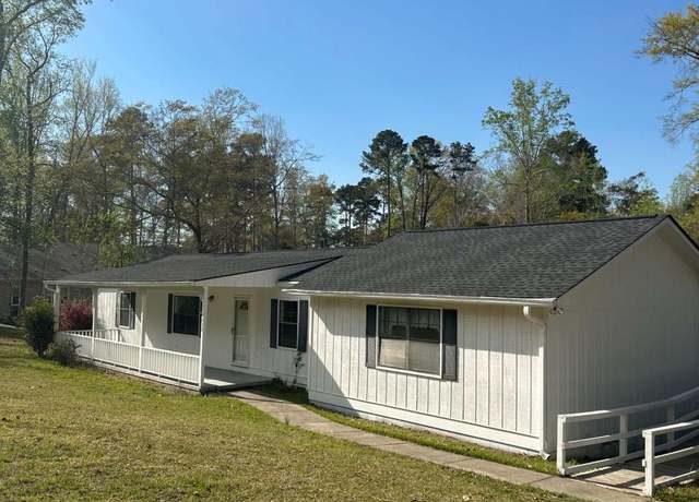 Property at 235 W Lakeview Dr NE, Milledgeville, GA 31061, 3 beds, 2 baths