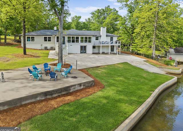 Property at 307 W Lakeview Dr NE, Milledgeville, GA 31061, 3 beds, 3 baths
