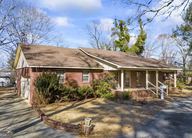 Property at 215 Bellvue Dr, Toccoa, GA 30577, 2 beds, 2.5 baths