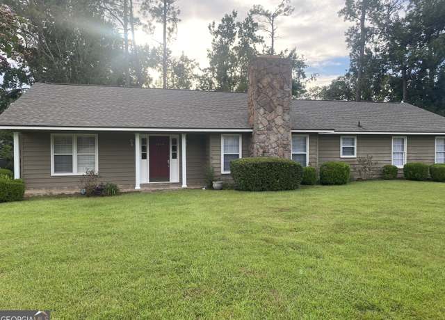 Property at 2504 Lakewood Dr, Valdosta, GA 31602, 3 beds, 2 baths