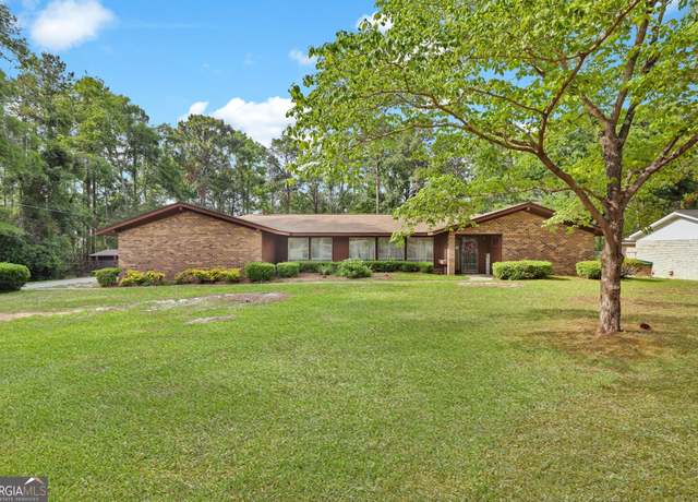 Property at 25 Golf Club Cir, Statesboro, GA 30458, 5 beds, 2 baths