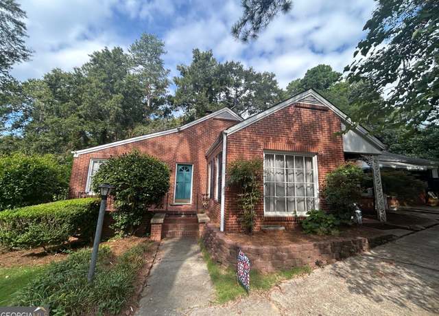 Property at 241 Lakeside Dr NE, Milledgeville, GA 31061, 3 beds, 2 baths