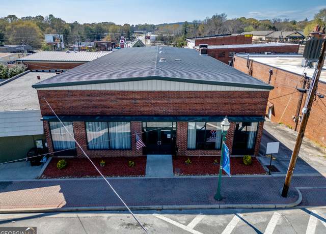 Property at 18 W Currahee St, Toccoa, GA 30577, 2 beds, 4 baths