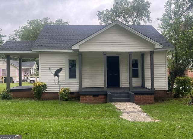 Property at 407 Oak St, Thomaston, GA 30286, 2 beds, 1.5 baths