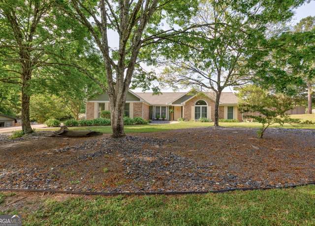 Property at 100 Huntcliff Ct, Lagrange, GA 30240, 3 beds, 2 baths