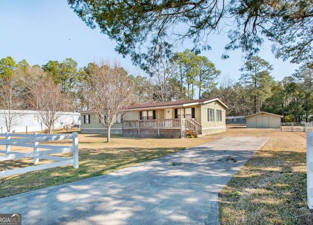 Property at 2965 Lakeview Dr, Waycross, GA 31501, 3 beds, 2 baths