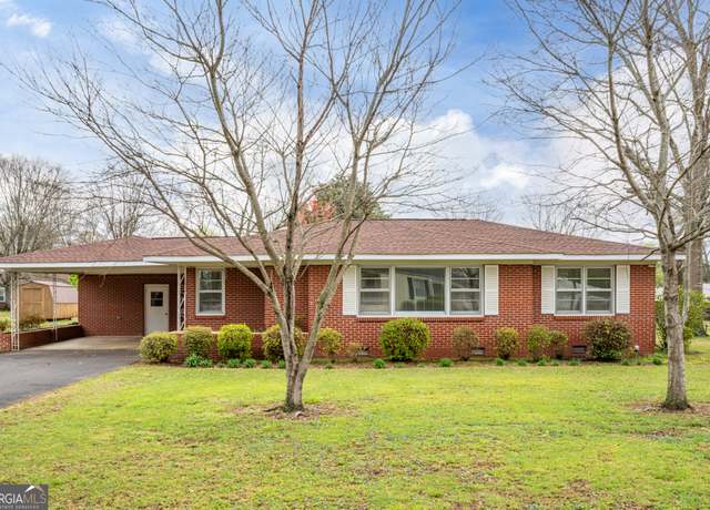 Property at 210 Auburn St, Centre, AL 35960, 3 beds, 2 baths