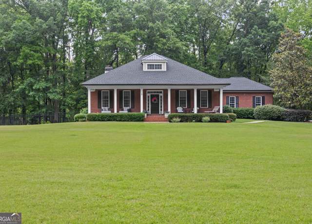 Property at 1121 Country Club Rd, Newnan, GA 30263, 3 beds, 3 baths