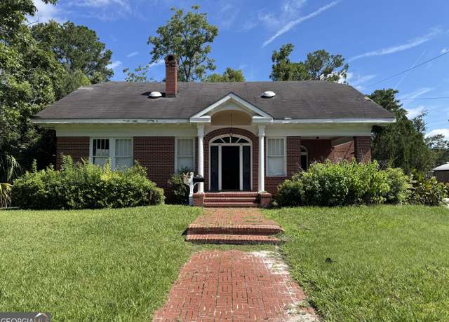 Property at 1306 Carswell Ave, Waycross, GA 31503, 4 beds, 2 baths